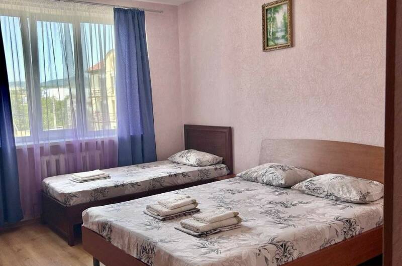 Трёхместный номер с двумя кроватями