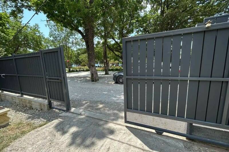 Домики у моря на Революционной