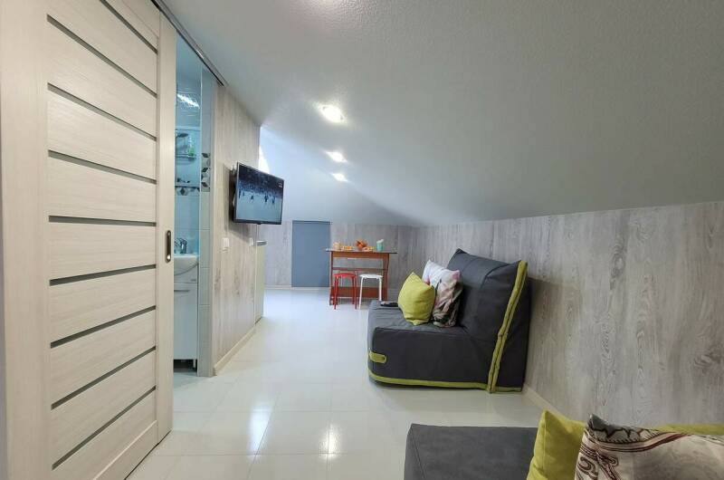 Уютная мансарда с новой мебелью