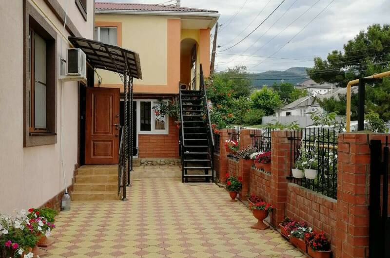 Гостевой дом «Красный дом»