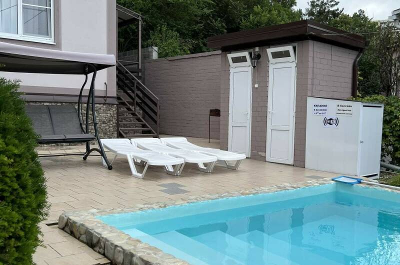 Дом с бассейном