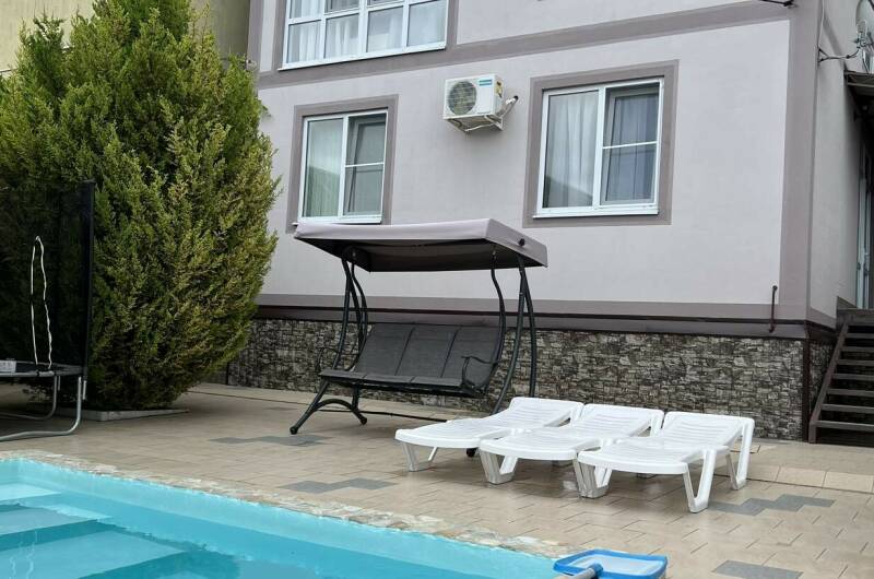 Дом с бассейном