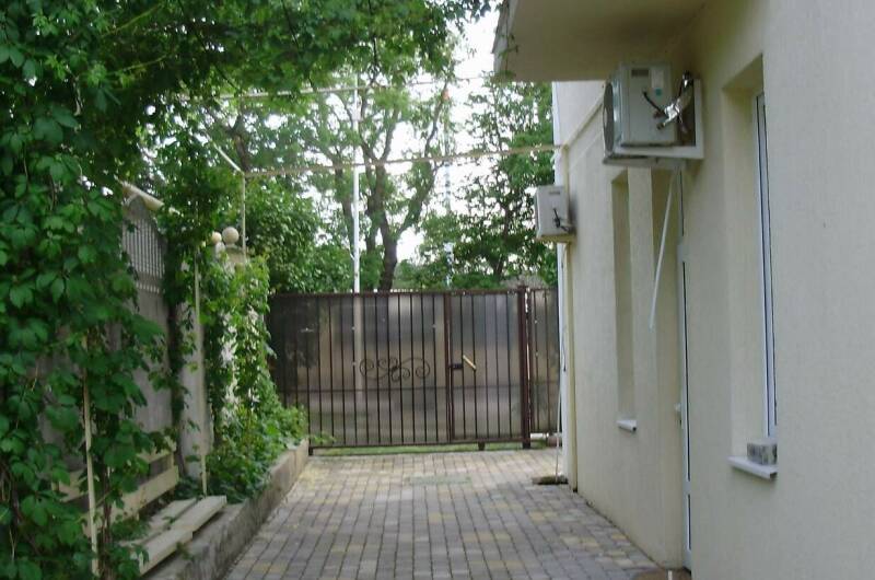 Частный дом на ул. Революционной, 136 (У Ларисы)