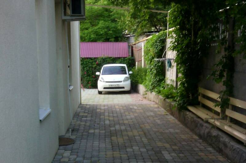 Частный дом на ул. Революционной, 136 (У Ларисы)