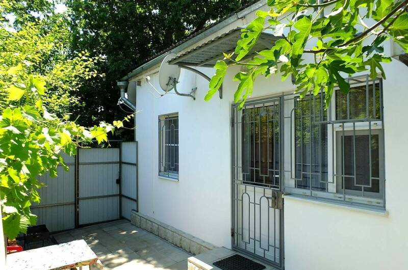 Комната с отдельным входом и двориком