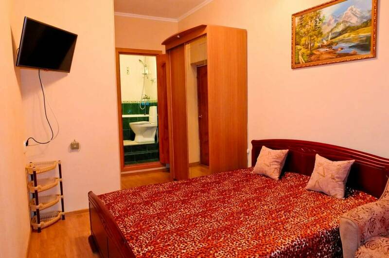 Комната с отдельным входом и двориком