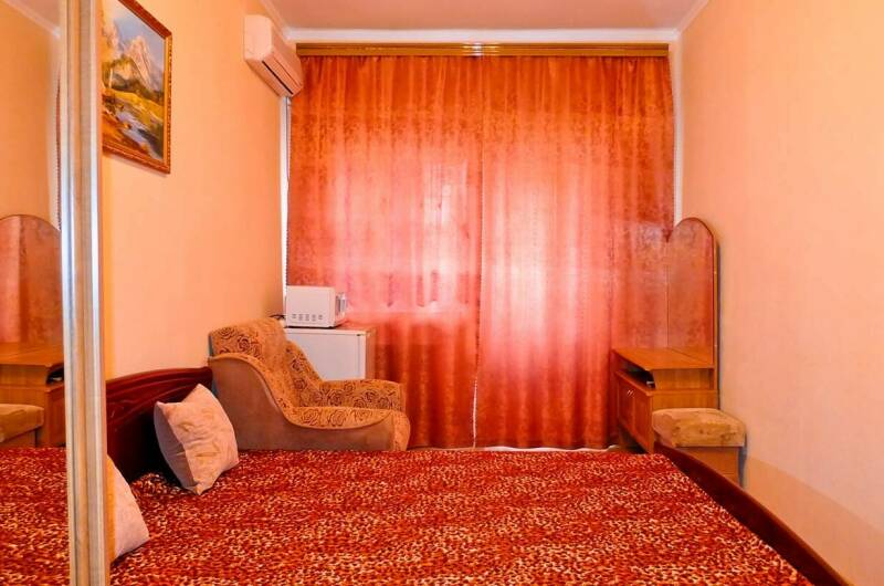 Комната с отдельным входом и двориком