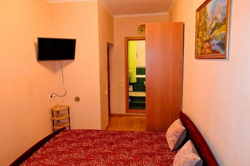 Комната с отдельным входом и двориком