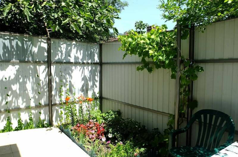 Комната с отдельным входом и двориком