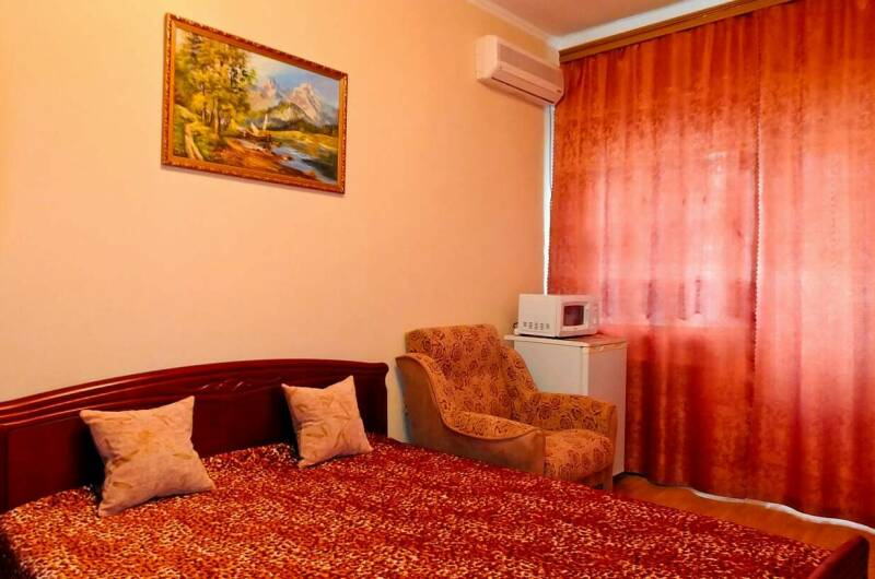 Комната с отдельным входом и двориком