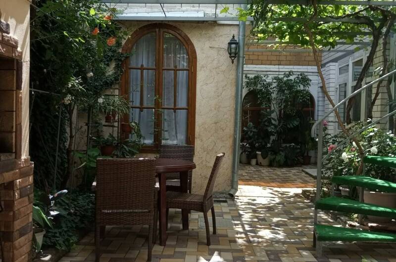 Уютный дворик на Толстого