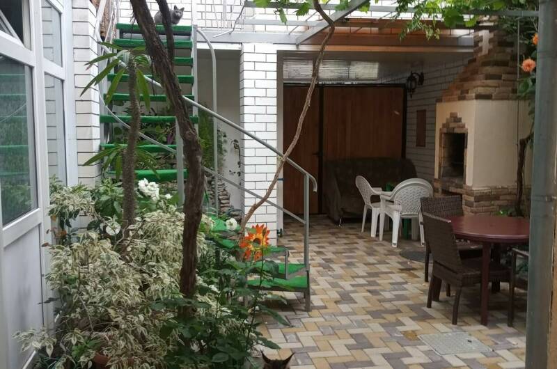 Уютный дворик на Толстого