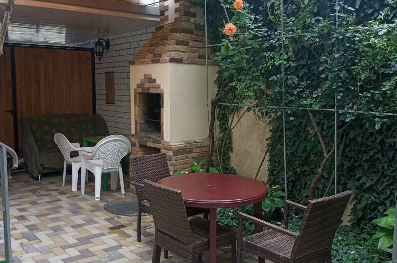 Уютный дворик на Толстого