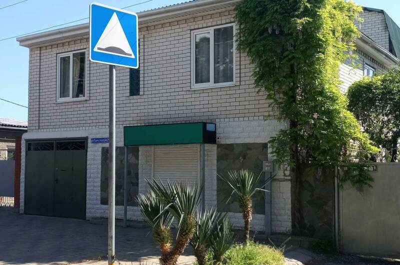 Уютный дворик на Толстого