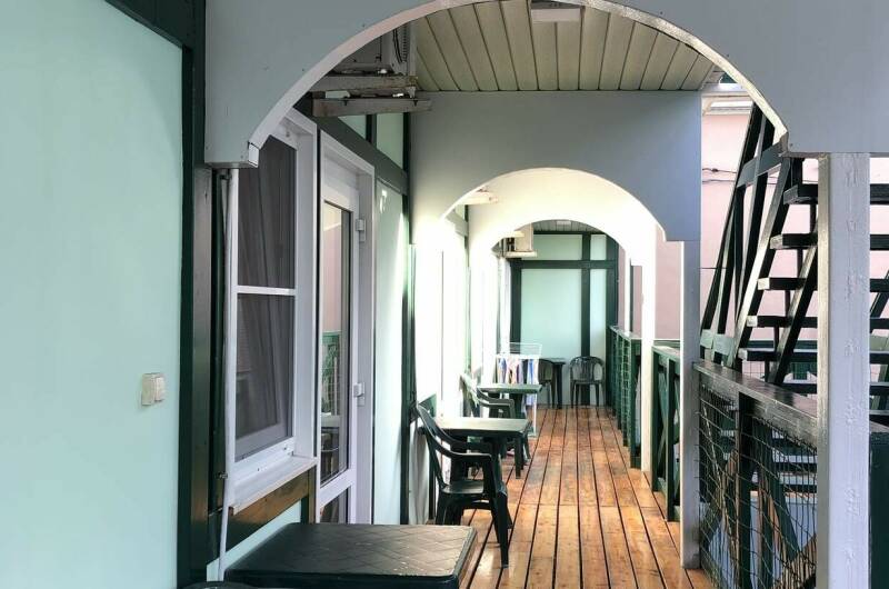 Зеленый дом с бассейном