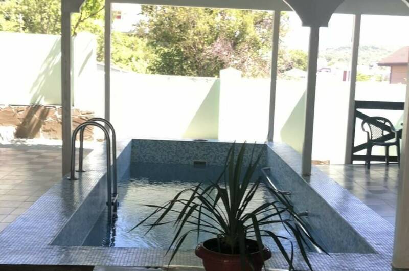 Зеленый дом с бассейном