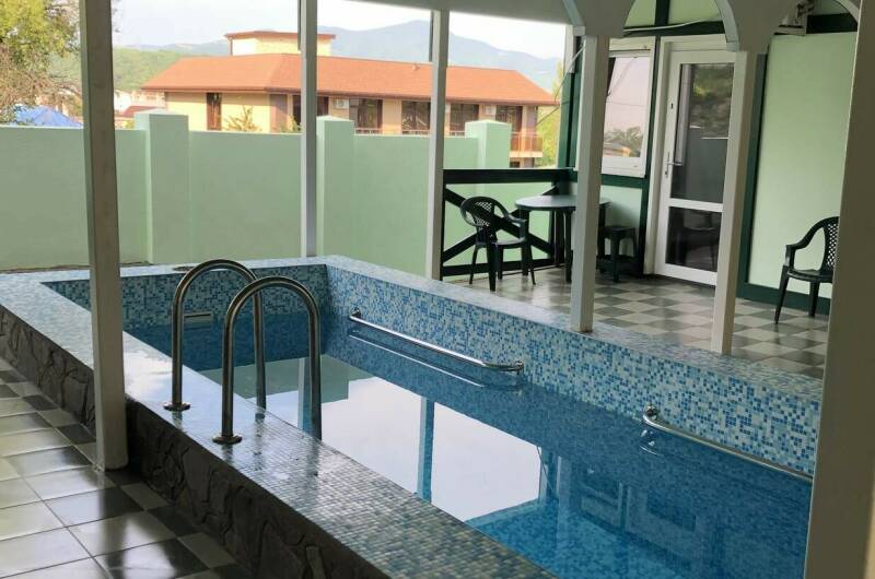 Зеленый дом с бассейном