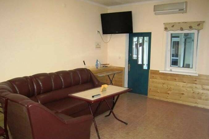 Зеленый дом с бассейном