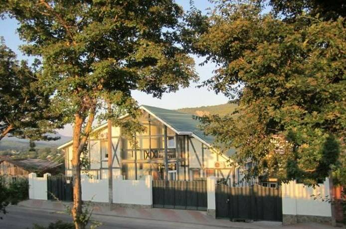 Зеленый дом с бассейном