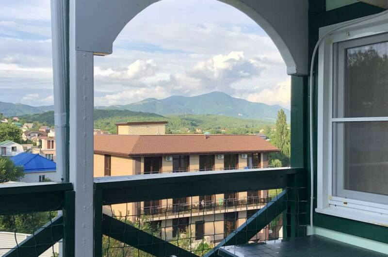 Зеленый дом с бассейном