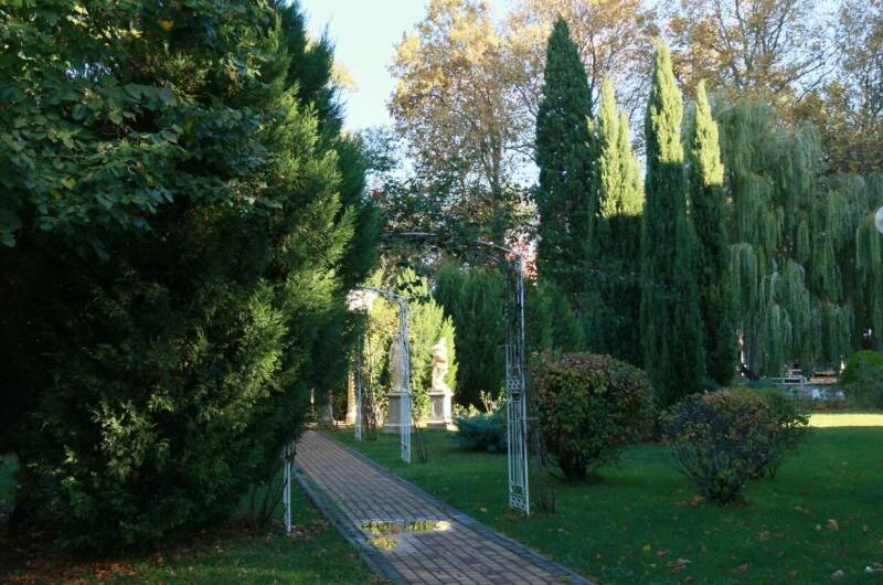 Номер у самого моря, в зеленом парке. Парковка